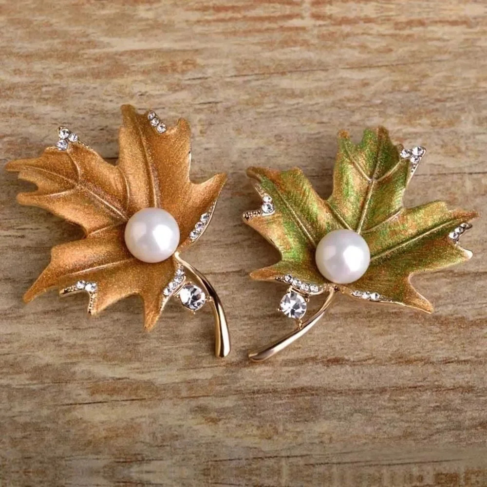 VQ Gold-Green Maple Leaf Brooch - Picture 2 of 6